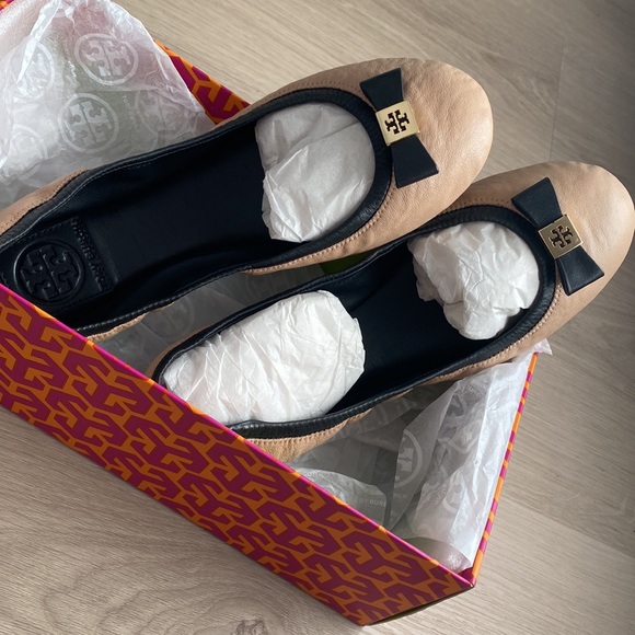 New in box Tory Burch Eddie flats in Camellia Pink and black - Picture 7 of 7